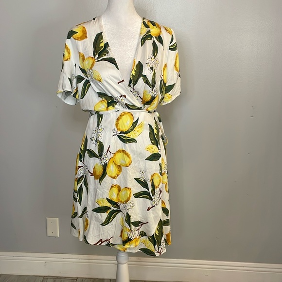 [Lulu’s] Lemon Pattern Wrap Dress - Size Medium NWT - Picture 1 of 6